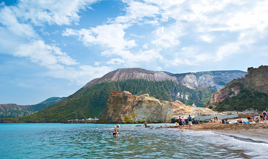 Spiaggia Nere on Vulcano Land